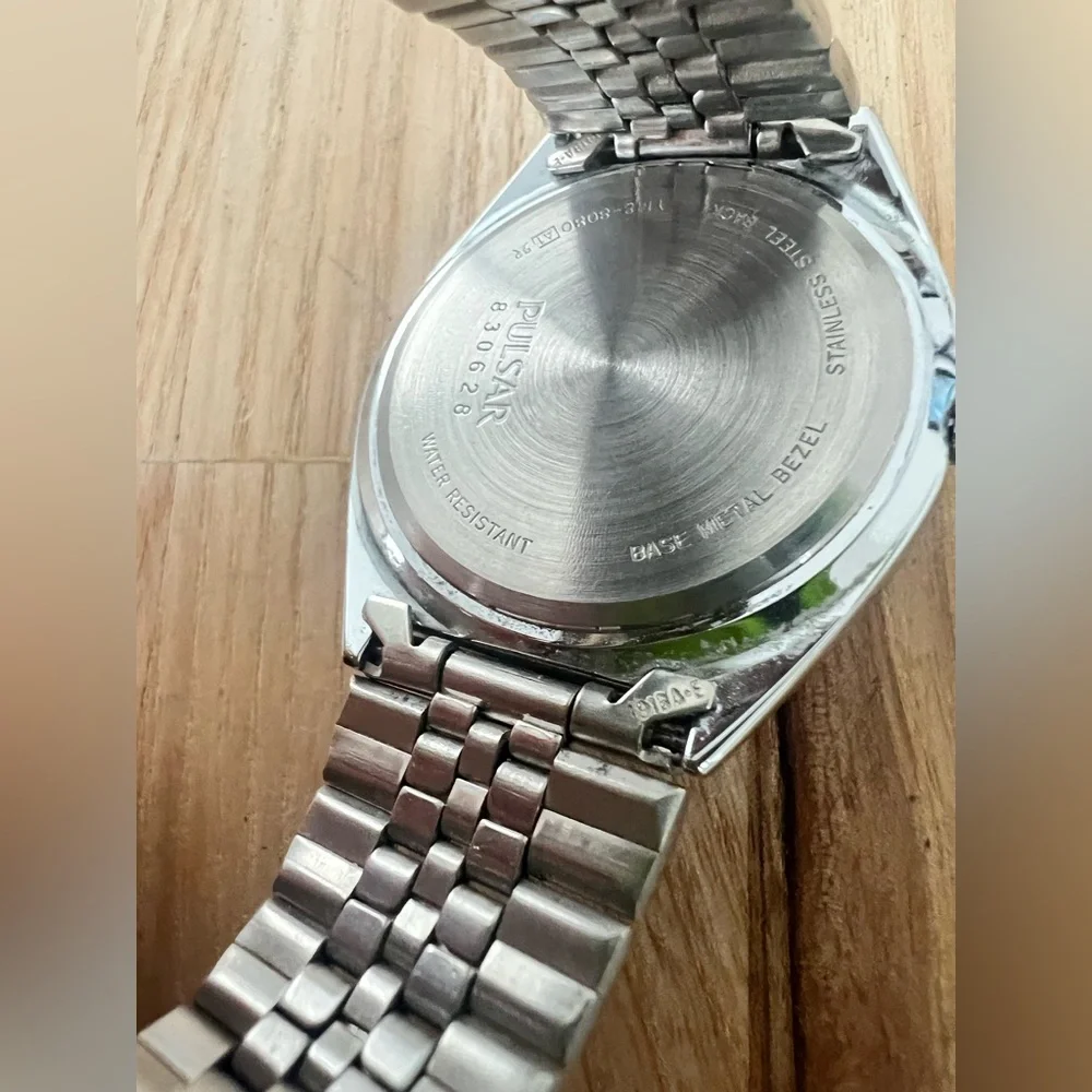Pulsar mens black dial silver tone dress watch NEW BATTERY